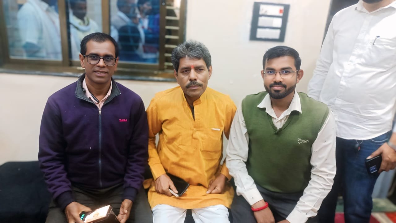 आदर्श गाव संकल्पनेसाठी सरपंच भास्करराव पेरे पाटील यांची भेट