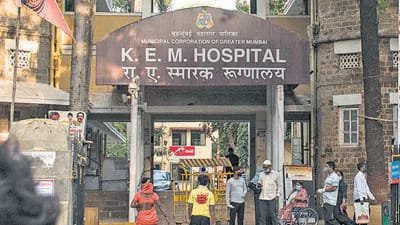 KEM रुग्णालयातील साफसफाई कंत्राटात अनियमिततेचा आरोप; RTI माहिती देण्यात दिरंगाईचा मुद्दा ऐरणीवर